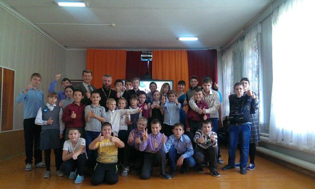 Духовник молодёжного отдела Таганрогского благочиния поучаствовал в благотворительном празднике «Навстречу осени» в коррекционной школе