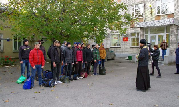 Помощник благочинного Таганрогского округа иерей Константин Галацан напутствовал призывников