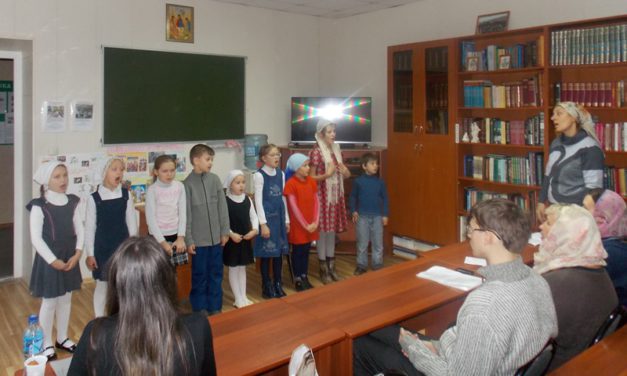 Концерт воспитанников воскресной школы Свято-Троицкого прихода Таганрога состоялся в День народного единства