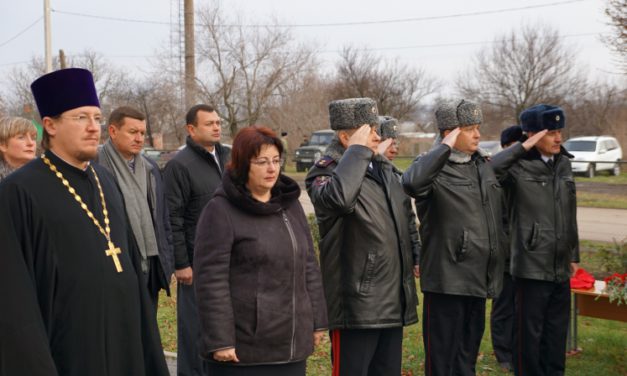 Настоятель Никольского храма села Лакедемоновка принял участие в церемонии открытия мемориальной доски участковому Александру Обиденко