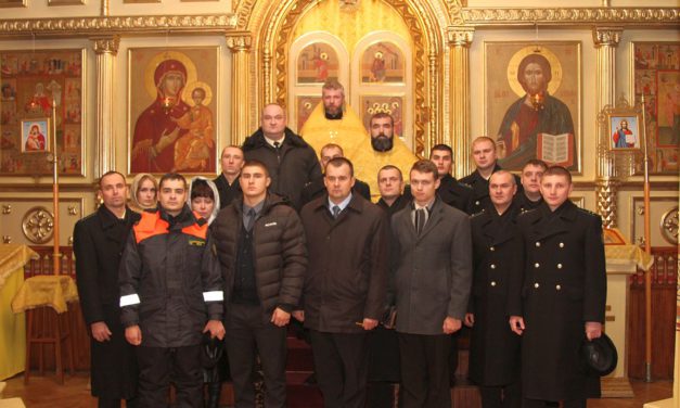 В таганрогском Свято-Никольском храме состоялись духовный семинар и торжественный молебен для моряков-пограничников и сотрудников морской инспекции