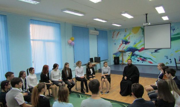 Диакон Георгий Канча провел беседу со старшеклассниками таганрогских школ