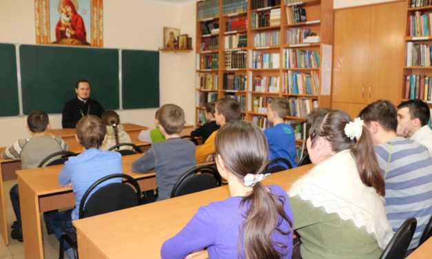 Клирик прихода Иерусалимской иконы Божией Матери г. Таганрога и молодые прихожане побеседовали о значении и смысле Рождества Христова