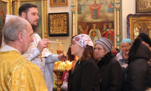 Хоровой кружок молодёжного клуба «Лоза» при Свято-Георгиевском храме г. Таганрога выступил перед прихожанами