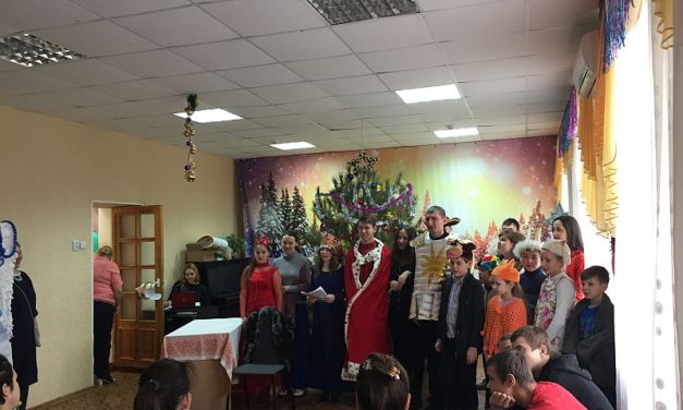 Воспитанники воскресной школы Свято-Никольского храма и молодежного Павловского клуба посетили дом престарелых и детский дом № 5 и провели для всех желающих Рождественскую Елку