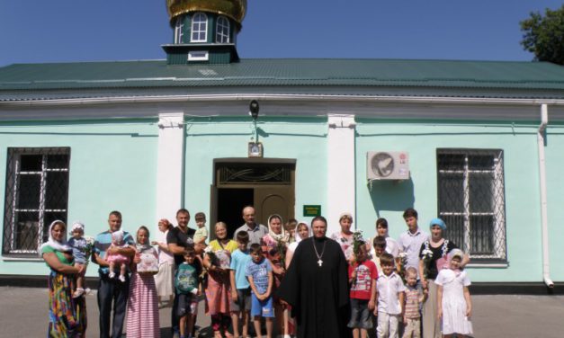 День семьи, любви и верности прошел на детской летней площадке Сергиевского храма Таганрога