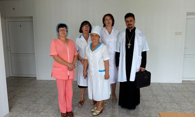 В день памяти равноапостольного князя Владимира настоятель Серафимовского прихода Таганрога посетил городской противотуберкулёзный диспансер
