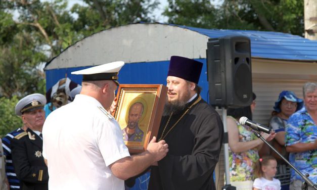 На торжественном митинге ко Дню ВМФ благочинный Таганрогского округа поздравил моряков-пограничников