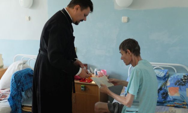 Настоятель Серафимовского прихода совершил молебен в противотуберкулёзном диспансере Таганрога