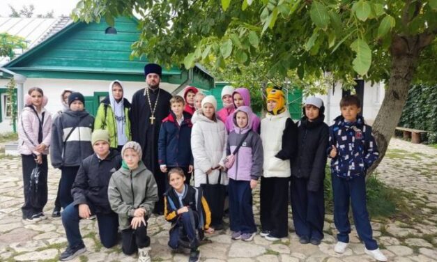 Клирик Сергиевского храма г. Таганрога с учащимися лицея №7 посетили места святого праведного Павла Таганрогского