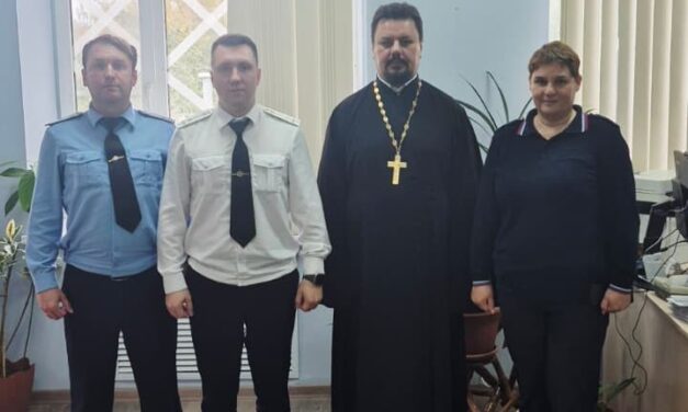 Настоятель храма Серафима Саровского посетил Управление службы судебных приставов г. Таганрога