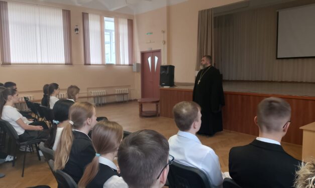 Настоятель Ильинского храма провел встречу с обучающимися 22-школы г.Таганрога
