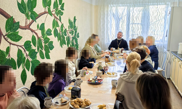 Благочинный Таганрогского округа иерей Борис Гущин провел беседу в Кризисном центре помощи женщинам