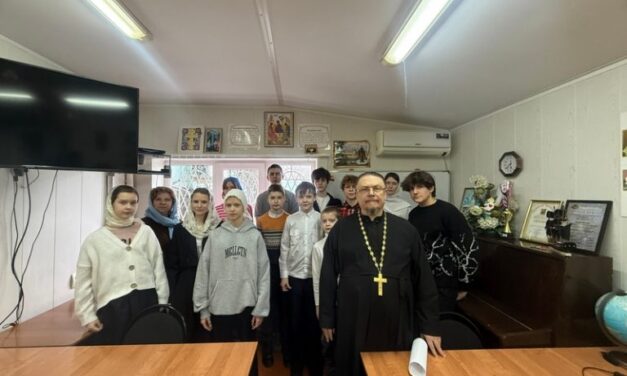 В Сергиевском храме г. Таганрога прошла встреча настоятеля с молодежью