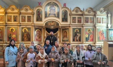 Клирик Сергиевского храма иерей Александр Боярский провел со школьникам беседу, посвященную Дню православной книги