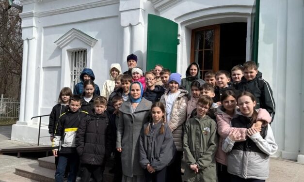В храме Всех святых для учащихся 4-го класса школы №32 были проведены урок и экскурсия, посвященные Дню православной книги