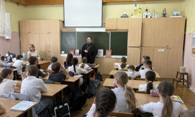 Настоятель Сергиевского храма посетил МОБУ СОШ №10 г. Таганрога