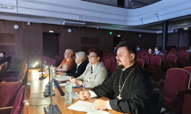 Настоятель храма преподобного Серафима Саровского г. Таганрога посетил «Городской дом культуры» и принял участие в работе жюри фестиваля-конкурса «Весенняя капель