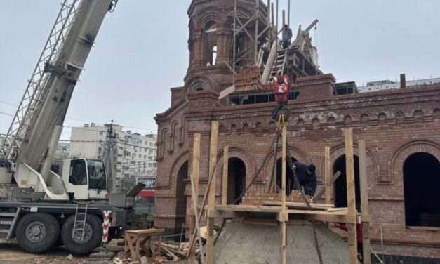 На колокольню Троицкого храма города Таганрога подняли новые колокола