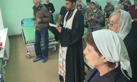В наркологическом стационаре в честь праздника иконы Божией Матери «Неупиваемая Чаша» руководитель медико-просветительского центра «Трезвение» совершил водосвятный молебен