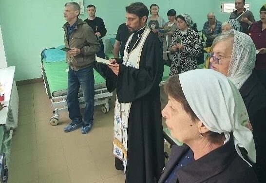В наркологическом стационаре в честь праздника иконы Божией Матери «Неупиваемая Чаша» руководитель медико-просветительского центра «Трезвение» совершил водосвятный молебен