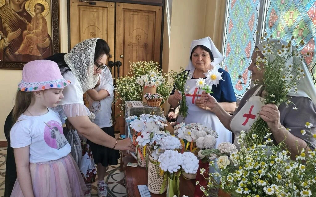 В приходах Таганрогского благочиния прошла акция «Белый цветок»