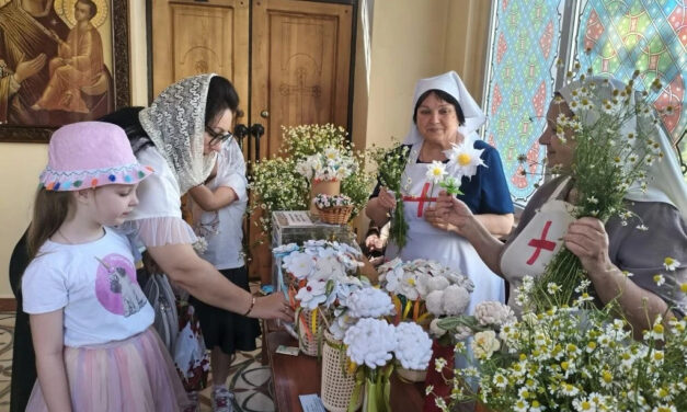 В приходах Таганрогского благочиния прошла акция «Белый цветок»