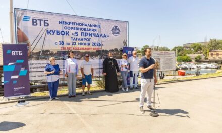 Председатель комиссии по физической культуре и спорту выступил с приветственным словом перед участниками парусной регаты