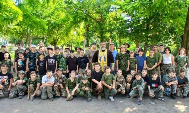 Настоятель храма пророка Илии г. Таганрога принял участие в открытии смены военно-патриотического лагеря «Юные витязи»