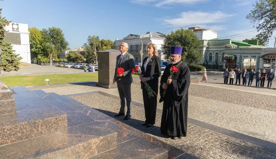 Благочинный Таганрогского округа возложил цветы к мемориалу воинской славы в День освобождения Таганрога