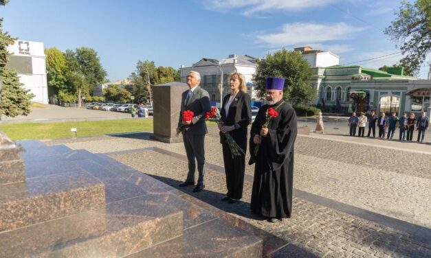 Благочинный Таганрогского округа возложил цветы к мемориалу воинской славы в День освобождения Таганрога