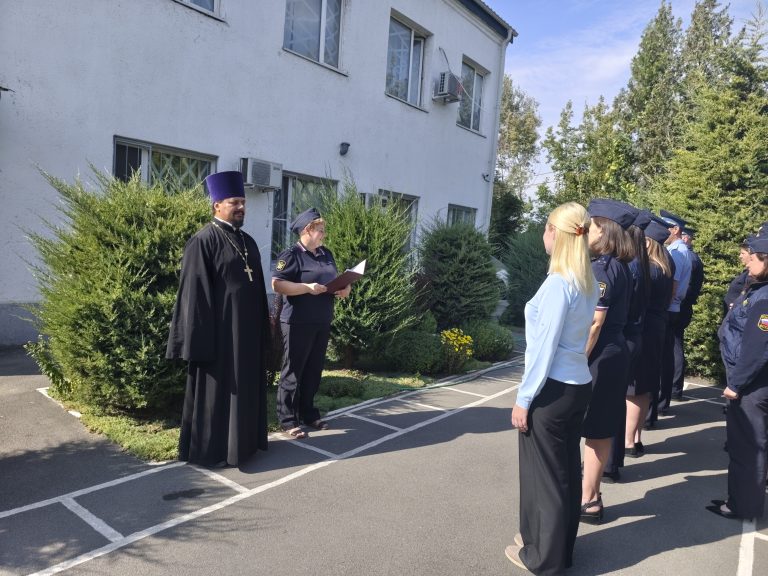 Настоятель Серафимовского храма г. Таганрога посетил Таганрогское городское отделение Управления Федеральной службы судебных приставов России по РО